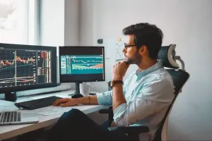 Trader analizujący siłę rynku z pomocą TradingView