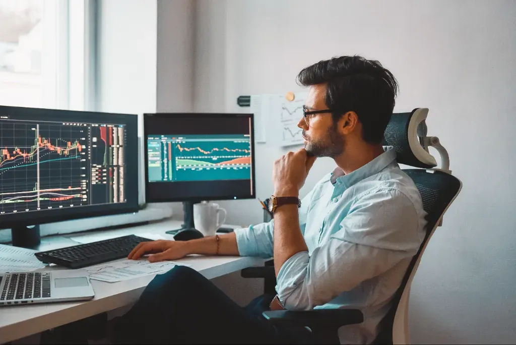 Trader analizujący siłę rynku z pomocą TradingView